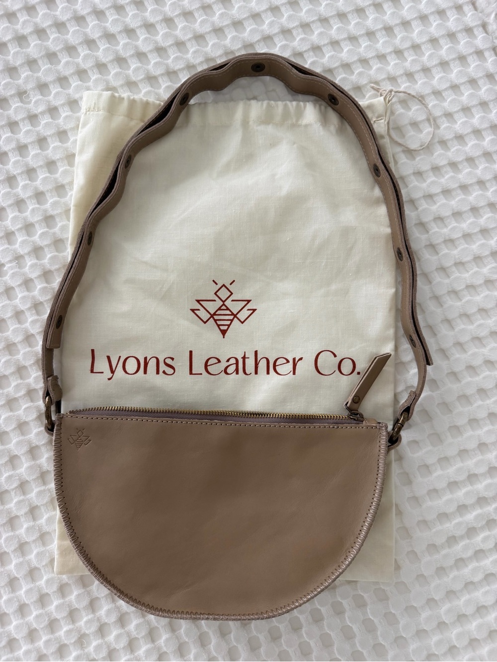 Lyons Leather Co. Bee Shoulder Bag in Seashell